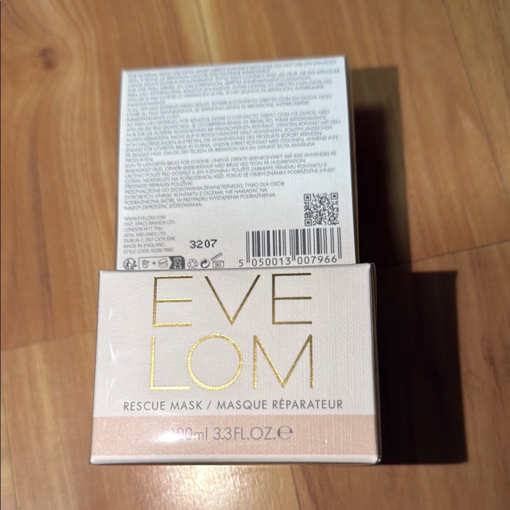eve lom ！50%off Creamy White Makeup with Luxurious Gold Accents x2pcs